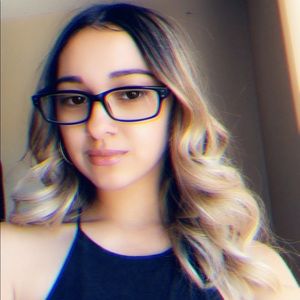 Meet your Posher, Adrina